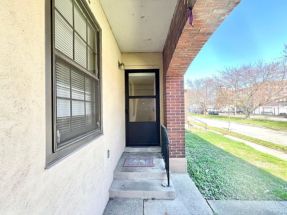 4th image of 21 College Ct #21