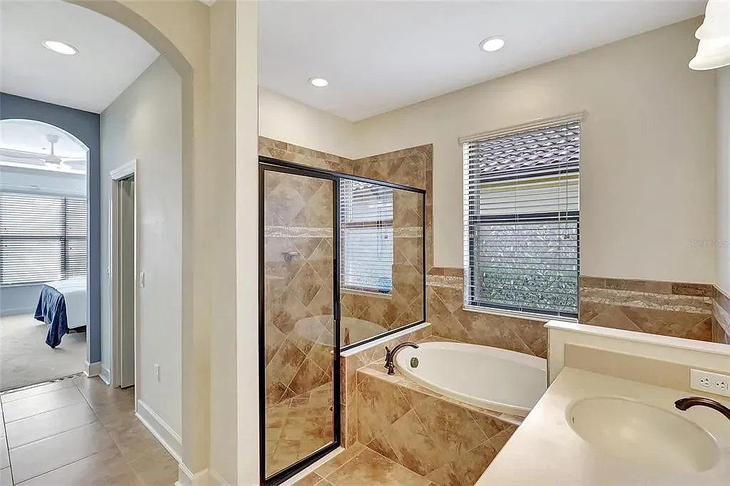 2 bed, 1872 sqft, $3,868 — Photo 3