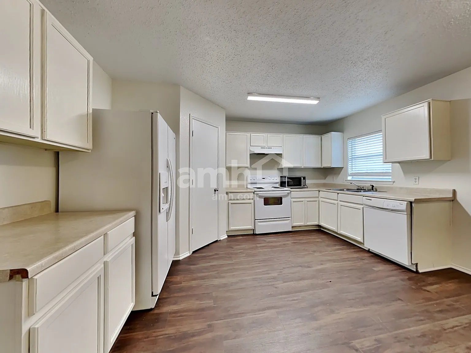 4 bed, 2.5 bath, 2420 sqft, $2,395 — Photo 3