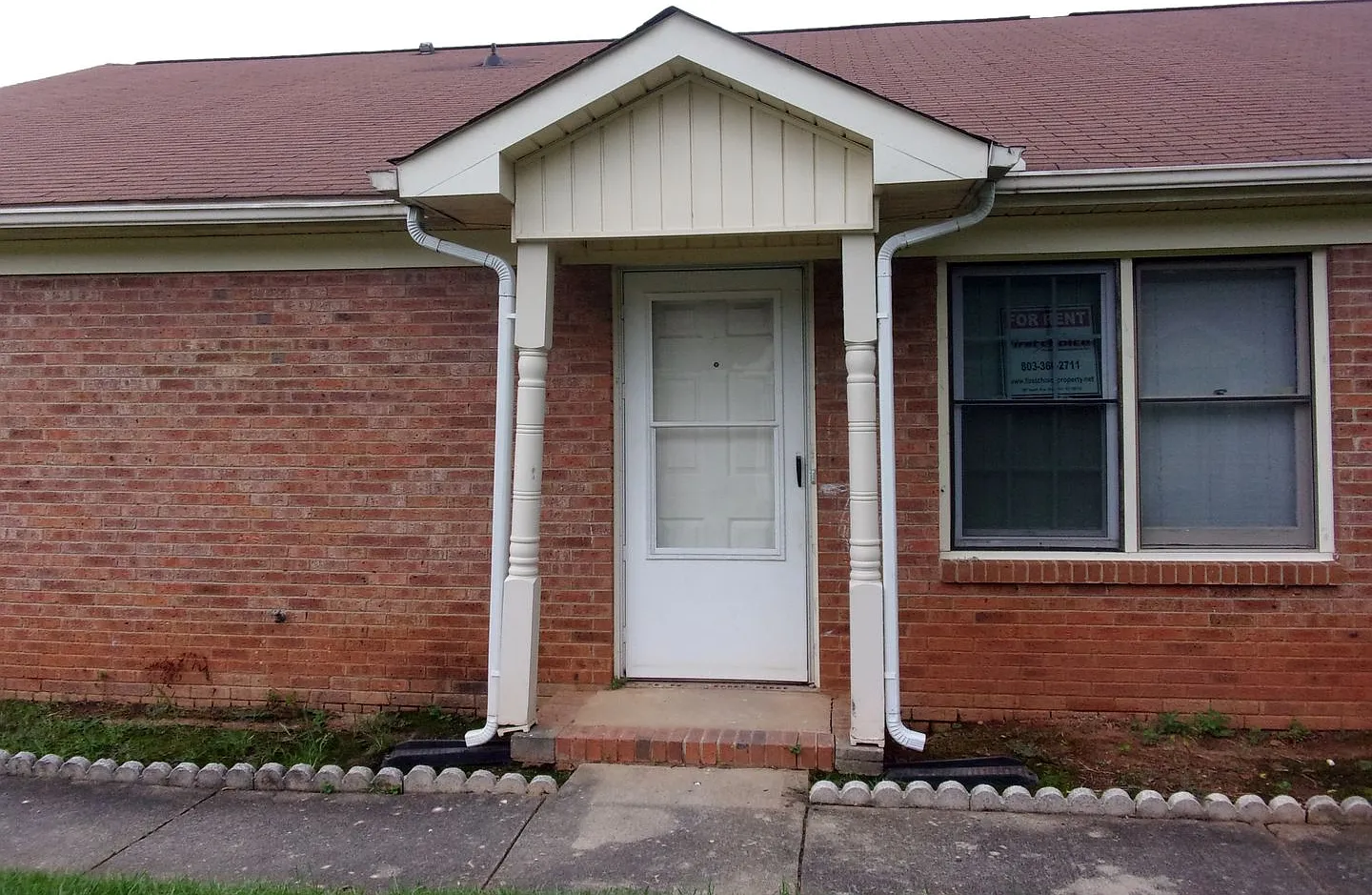 Ground Level Condo Close to Shopping, Dining and Cherry Road — Photo 1