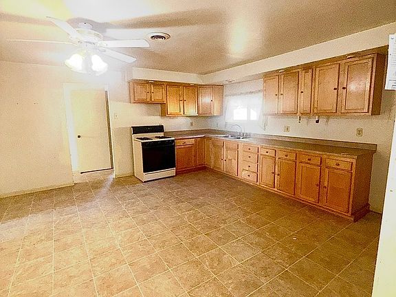 4th image of 208 W Wapella St