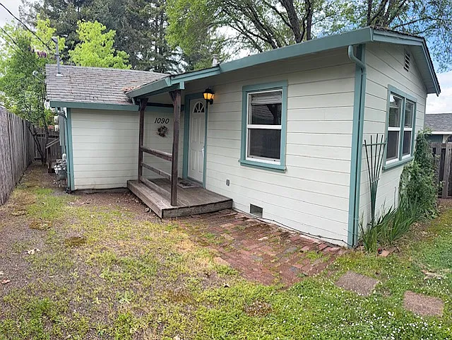 1090 Poplar Ave — Photo 8