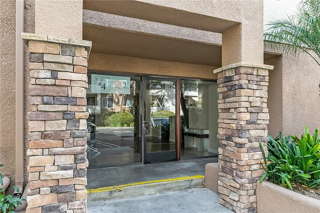1 bed, 610 sqft, $2,200 — Photo 3