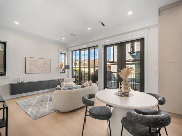 1613 E 58th Ave #2, Vancouver, BC V5P 2C1