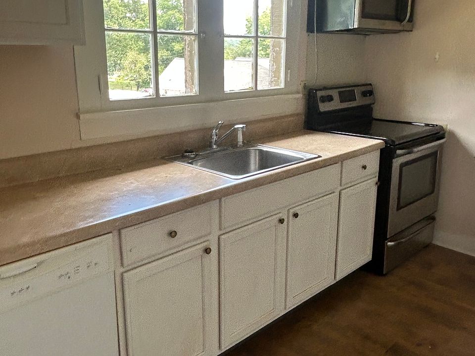 1st image of 108 W Hackberry St
