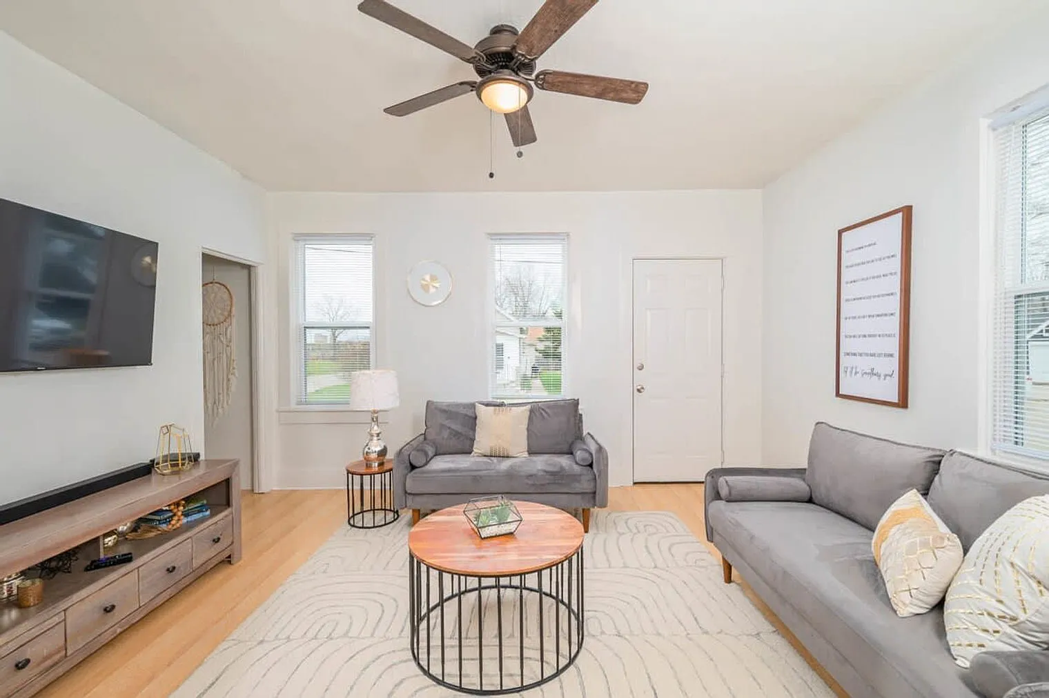 2 bed, 1.0 bath, 1097 sqft, $2,210 — Photo 2