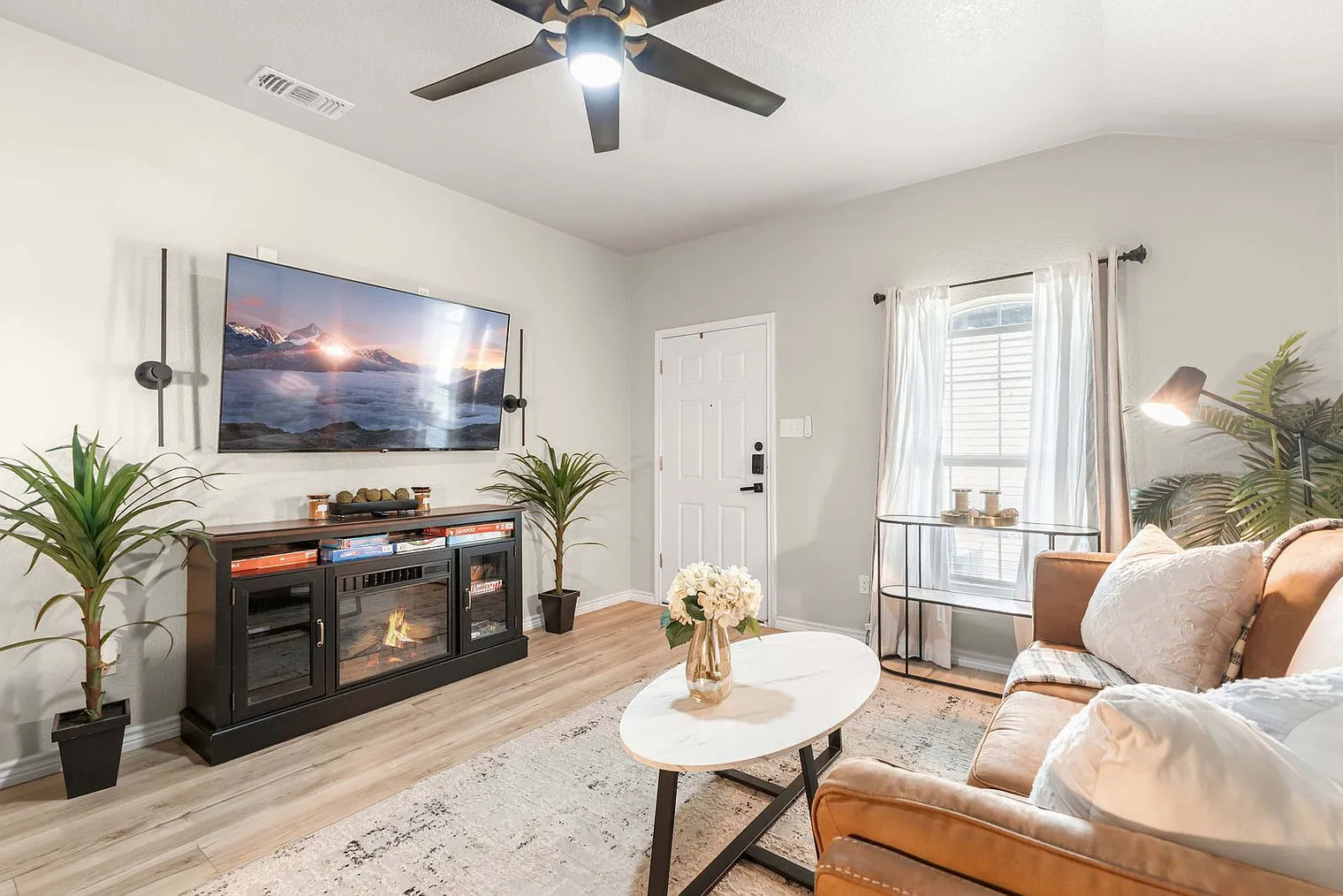 3 bed, 2.0 bath, 1227 sqft, $3,160 — Photo 3
