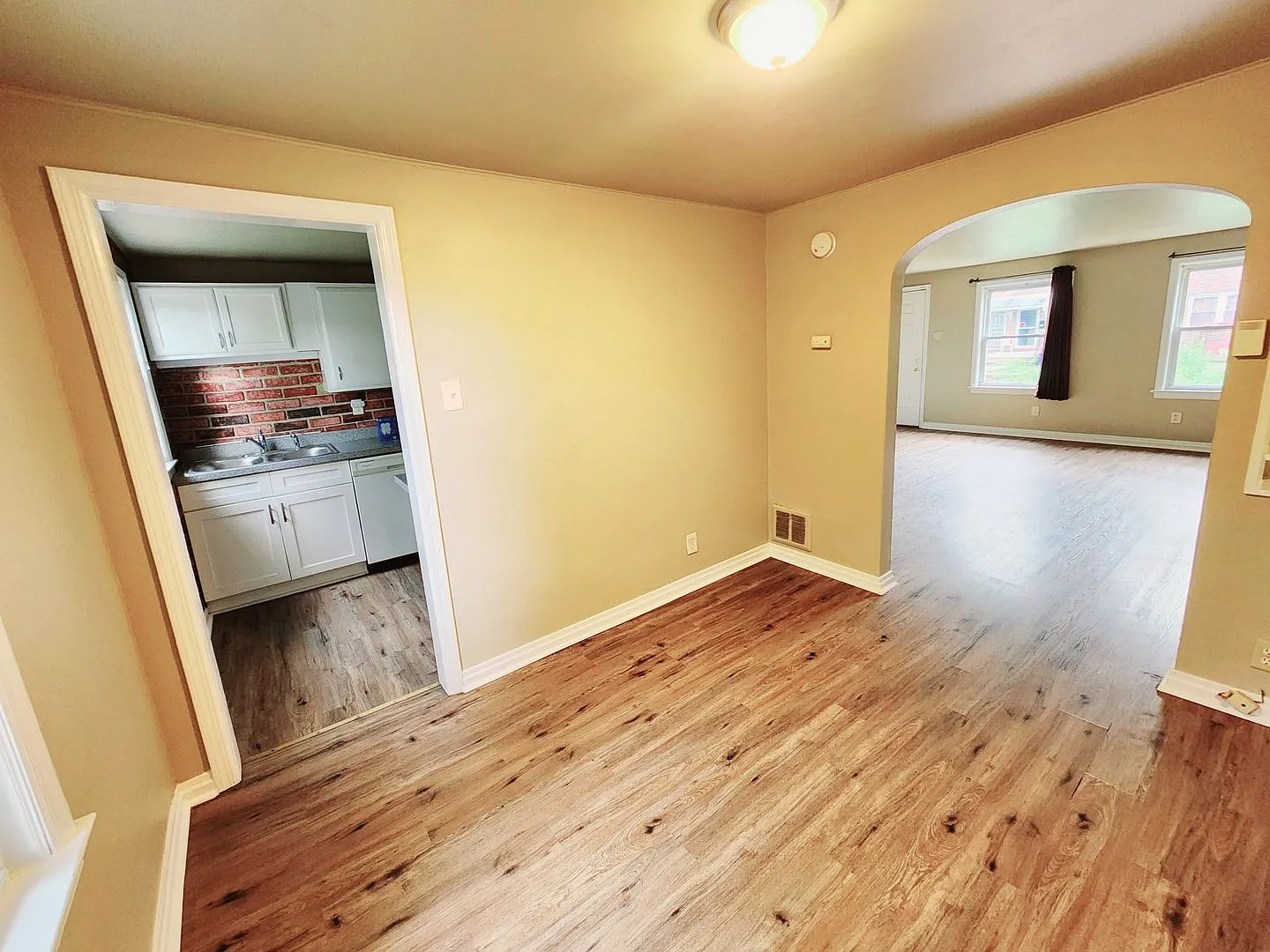 Recently Renovated 3 Bedroom in Harrisburg! — Photo 2