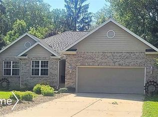 408 River Woods Dr, Flushing, MI