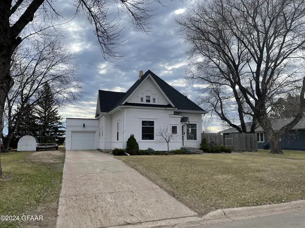 304 Regina Ave S, Park River, ND 58270