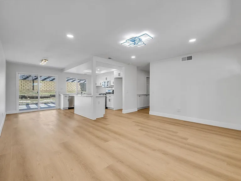 1052 W Quince St — Photo 9