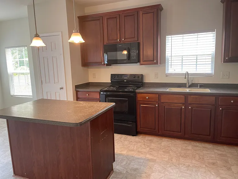 4806 Swanns Mill Dr — Photo 2