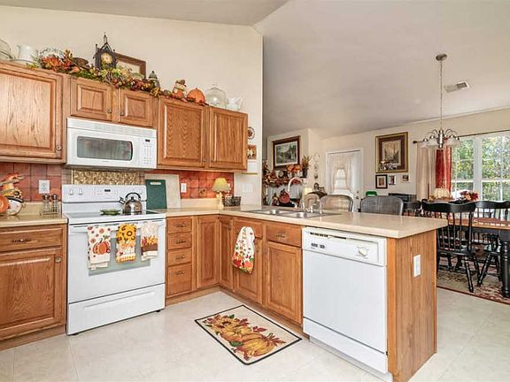 3rd image of 137 Brooke Lee Cir