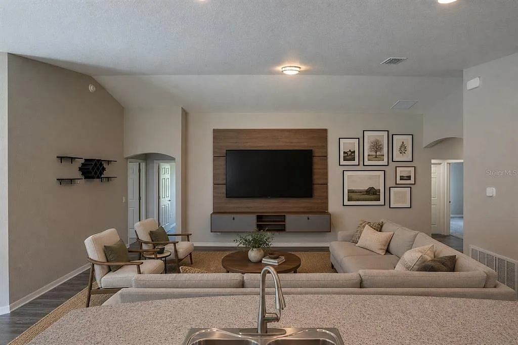 4 bed, 2.0 bath, 1545 sqft, $2,100 — Photo 4