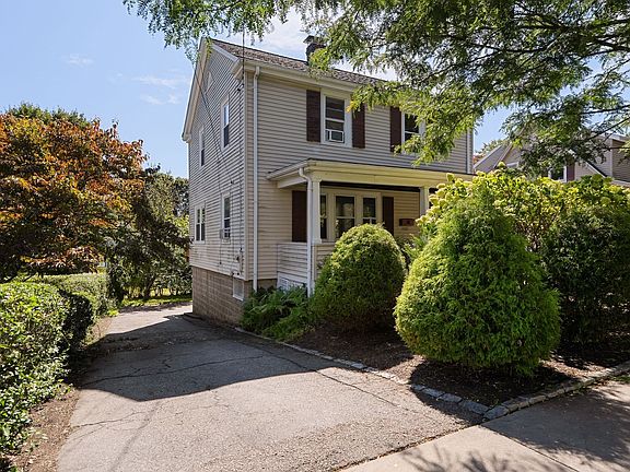 2nd image of 152 Mount Vernon St