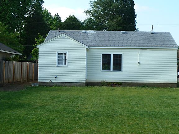 2nd image of 561 NE Lincoln St