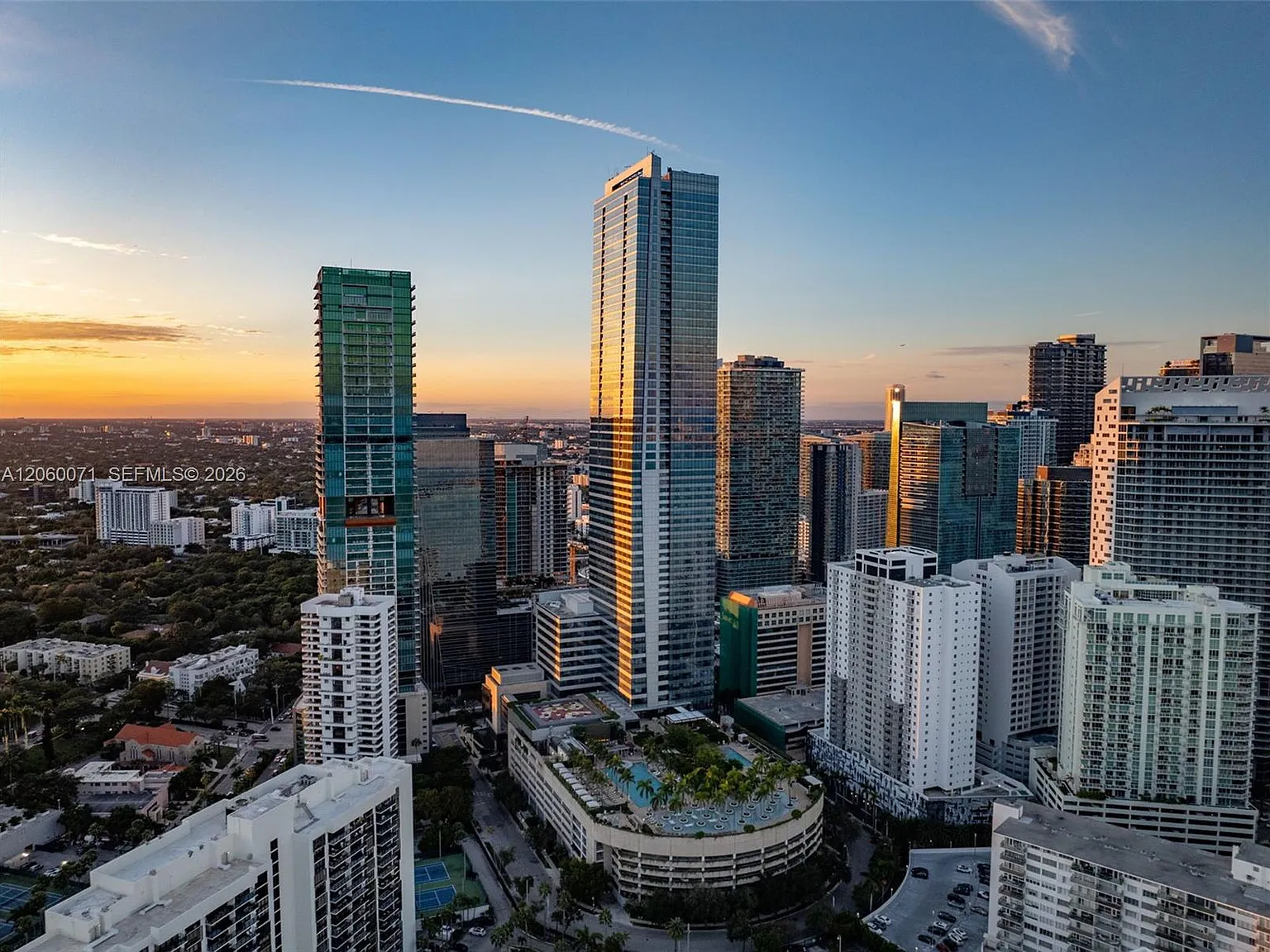Millennium Tower Condomin — Photo 4