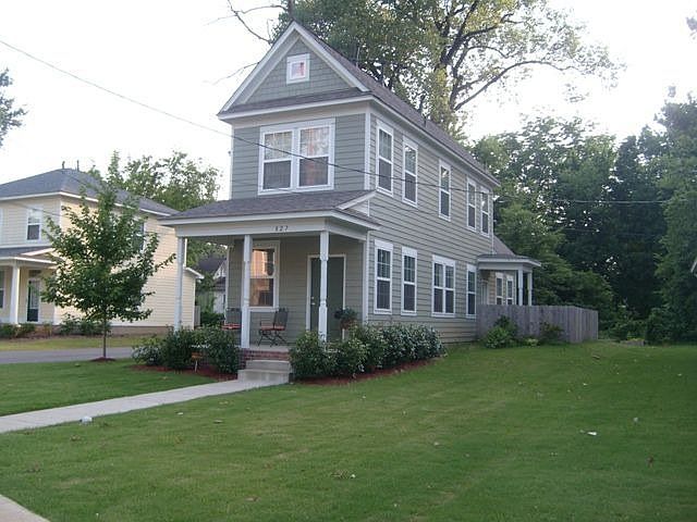 2nd image of 827 Woodlawn St