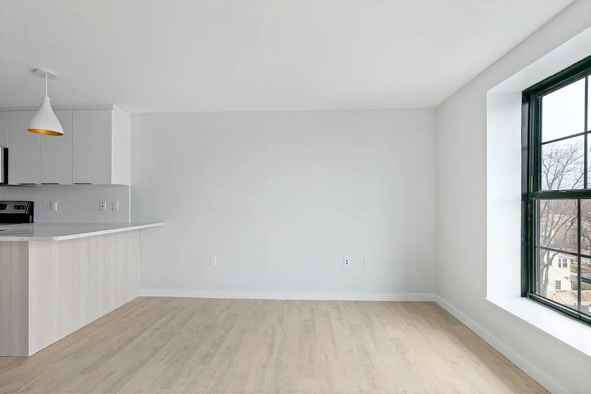 Building Photo - 10 Soden St #202