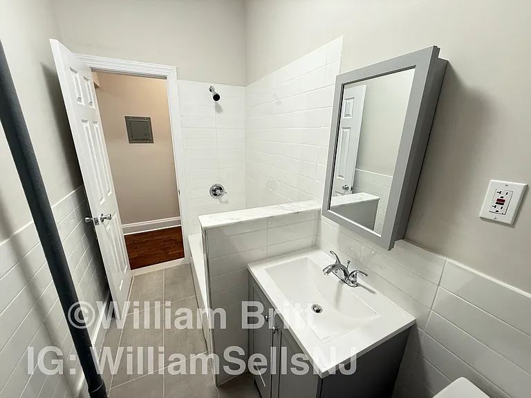 125-127 Corbin Ave #402 — Photo 9