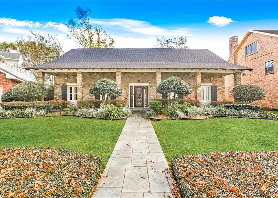 1st image of 28 Chateau Trianon Dr