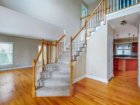 3rd image of 6 Hilltop Hollow Dr
