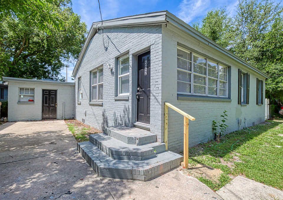1st image of 522 E 61st St