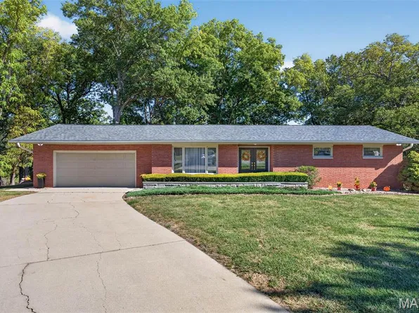 19 Madonna Ct, Highland, IL 62249