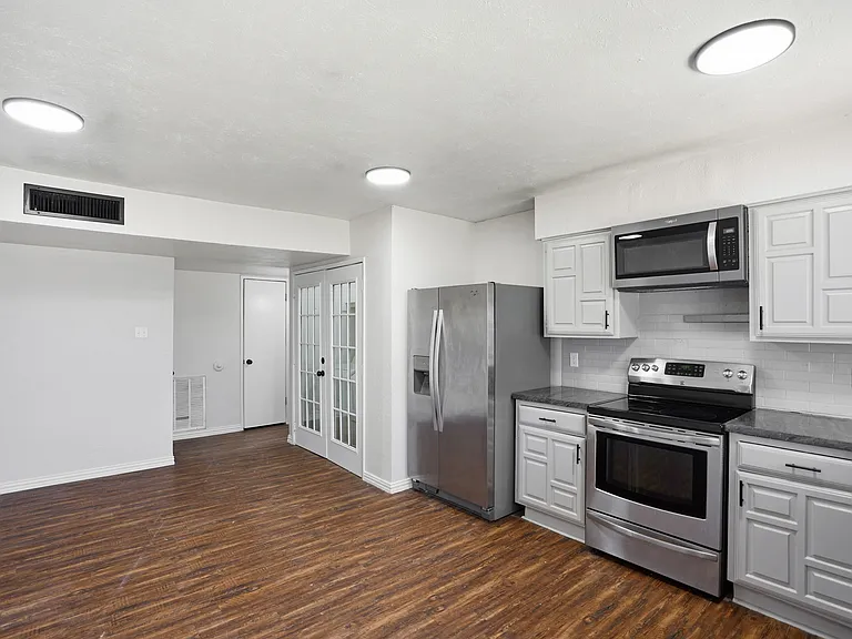 2711 Treeview Dr — Photo 10