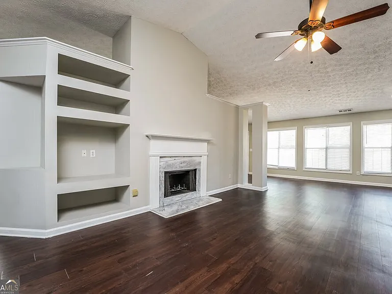 920 Glen Oaks Ln — Photo 4