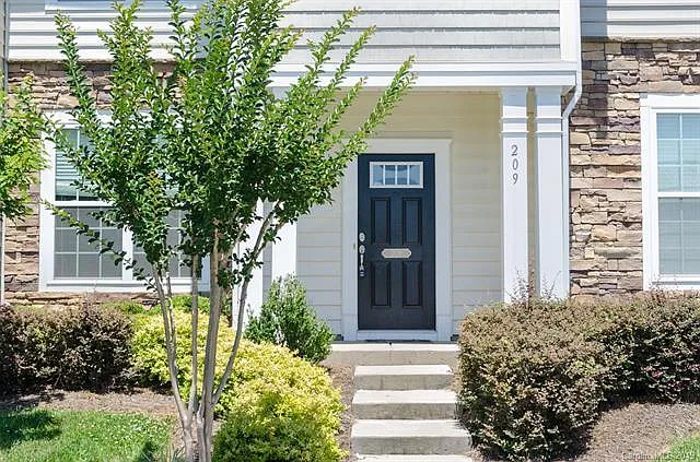 209 Spring Gardens Dr — Photo 12