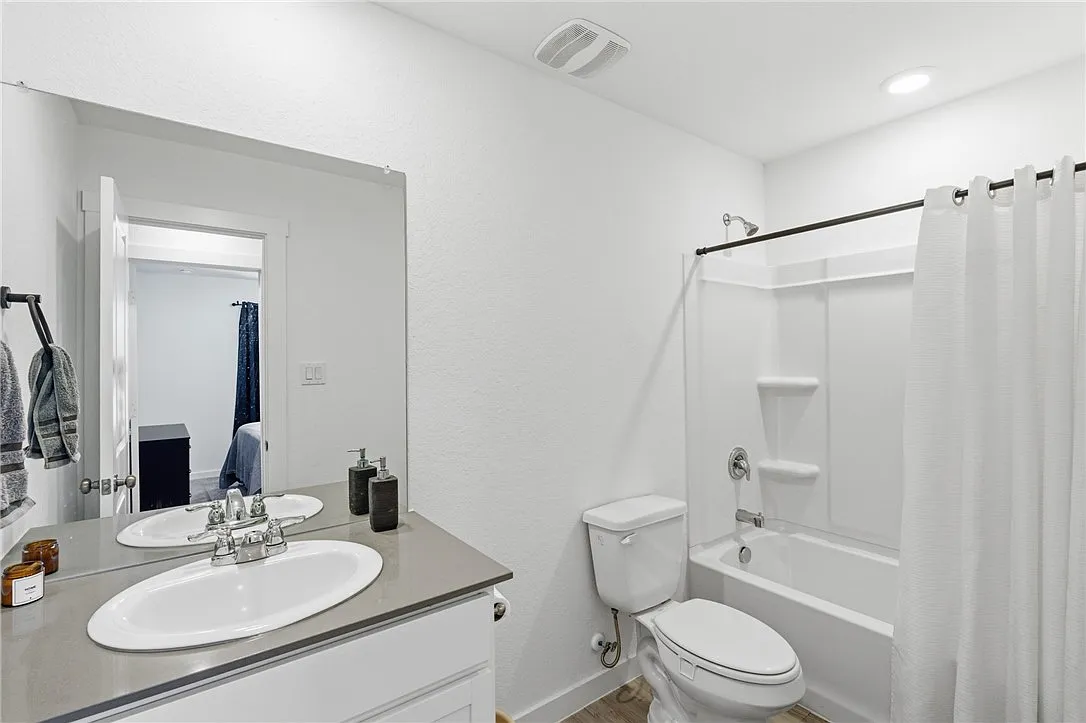 3 bed, 1252 sqft, $2,100 — Photo 4