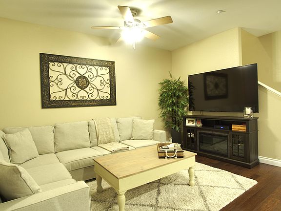 4th image of 41880 Davenport Way #B