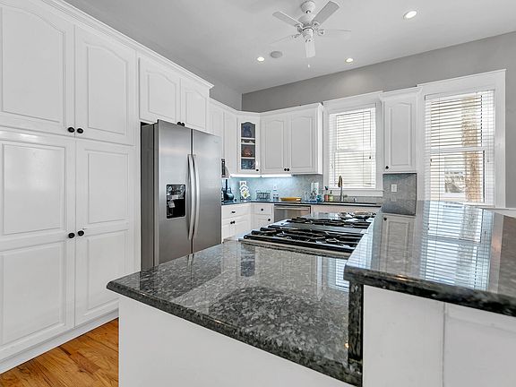 5th image of 319 Beachside Dr