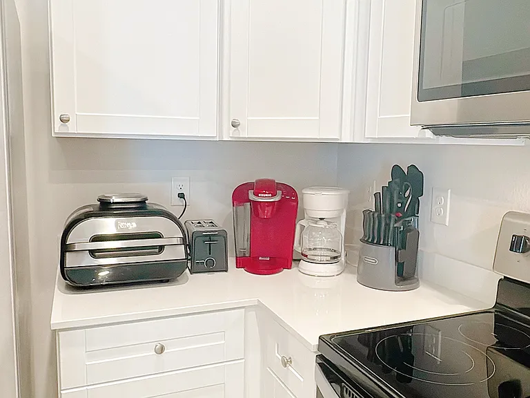 Full setup kitchen , dishes, cups, wine grasses, plenty bowls, plates, slow cooker, air fryer, mixer and more, asking me.