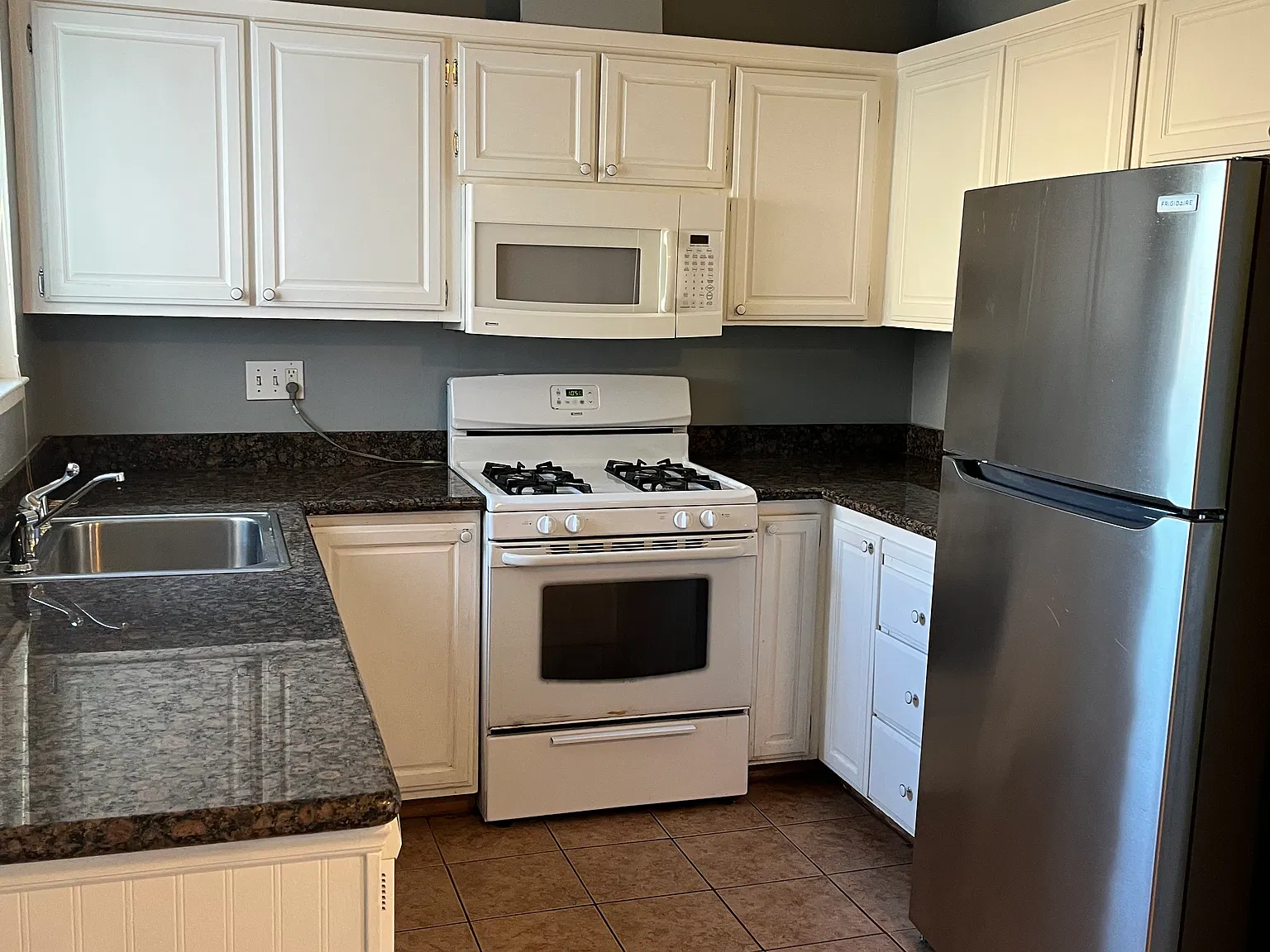 3 bed, 1170 sqft, $2,400 — Photo 3