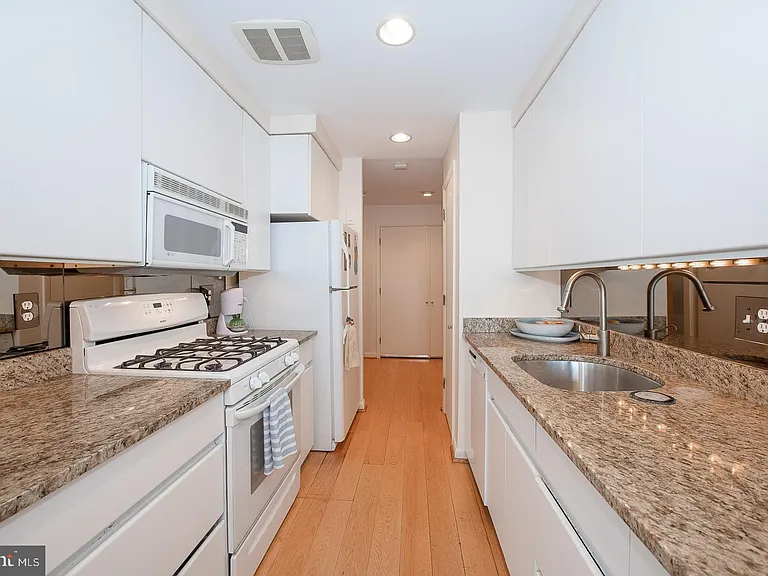 1637 Oakwood Dr #S122 — Photo 6