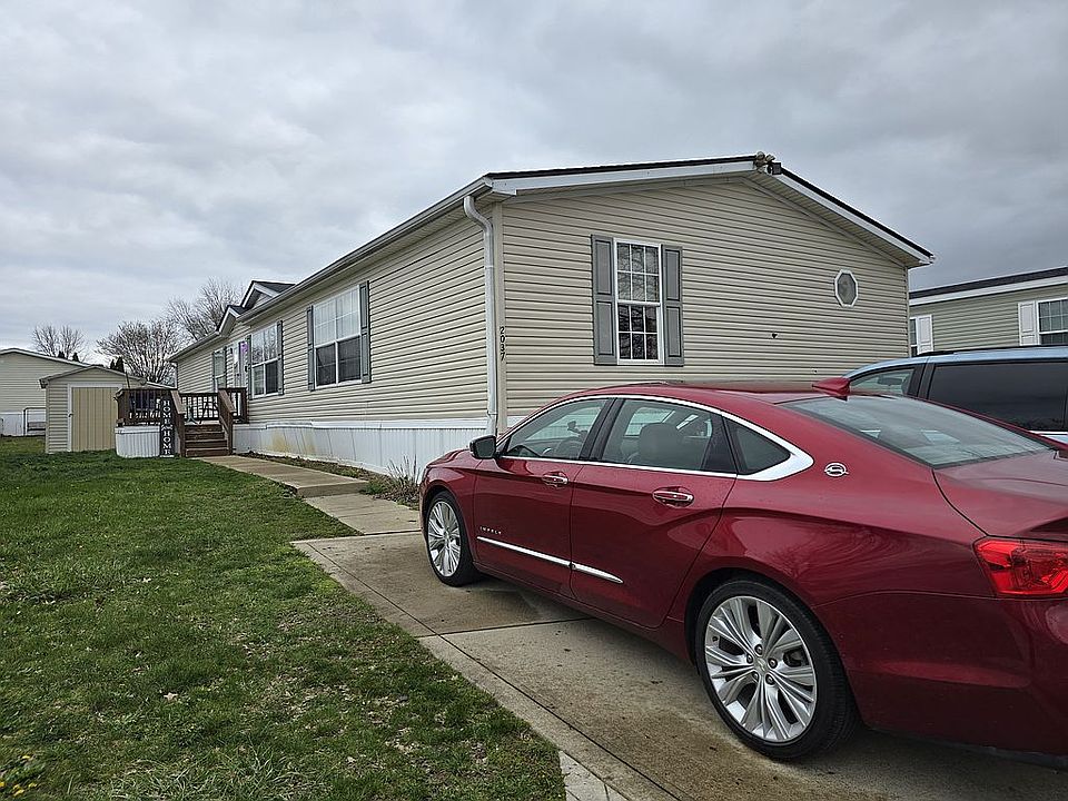 Front of home. 3 car driveway