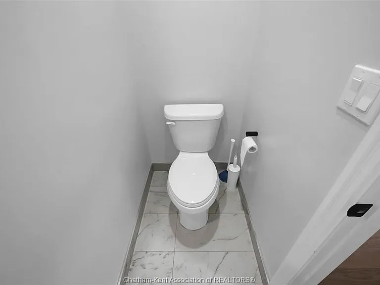 864 Park Ave W — Photo 16