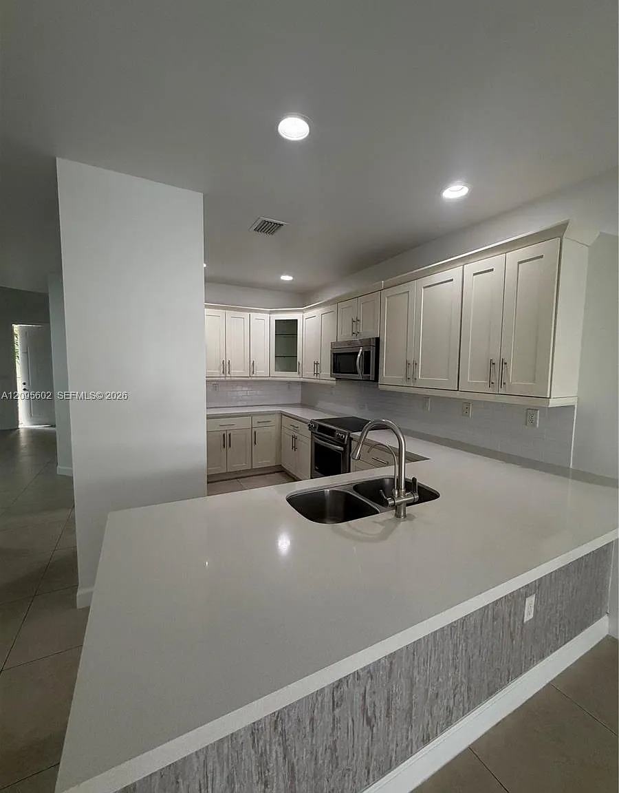 Doral Cay — Photo 1