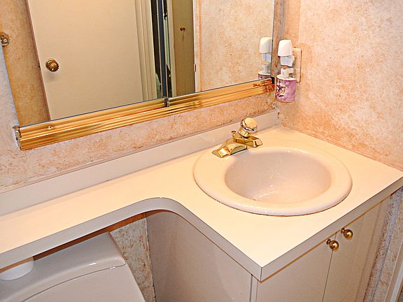 5th image of 26910 Grand Central Pkwy APT 15S