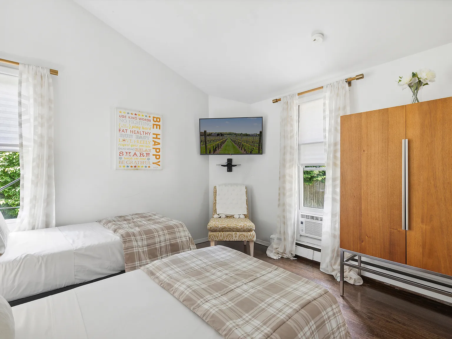 Chic Contemporary Rental — Photo 3
