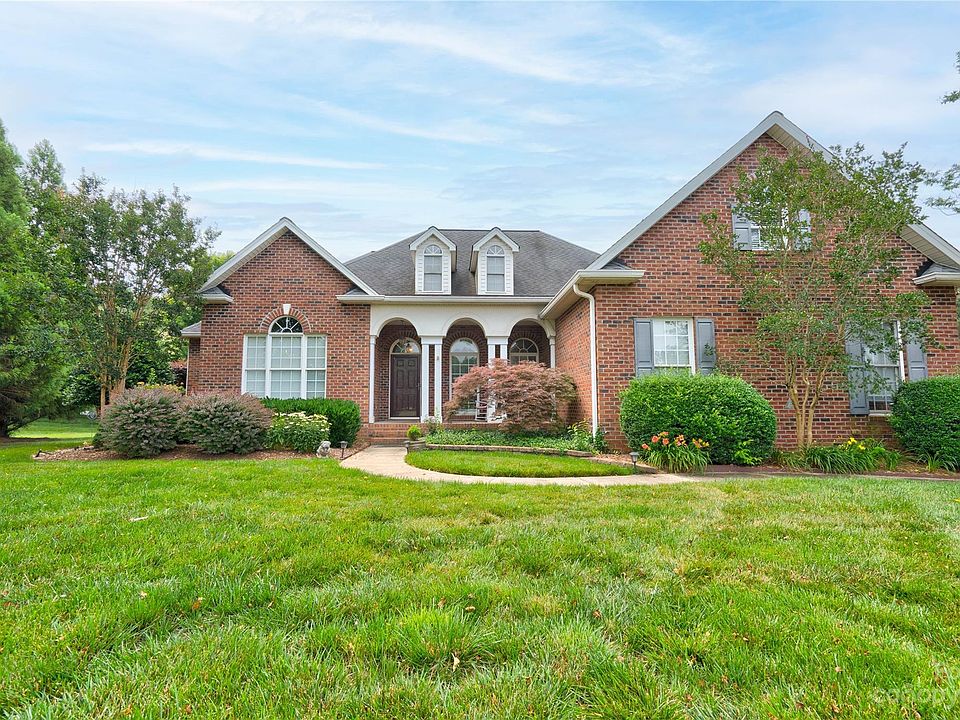 1st image of 707 Cedar Hill Dr