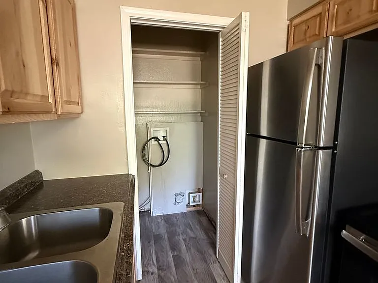 241 Linden St — Photo 4