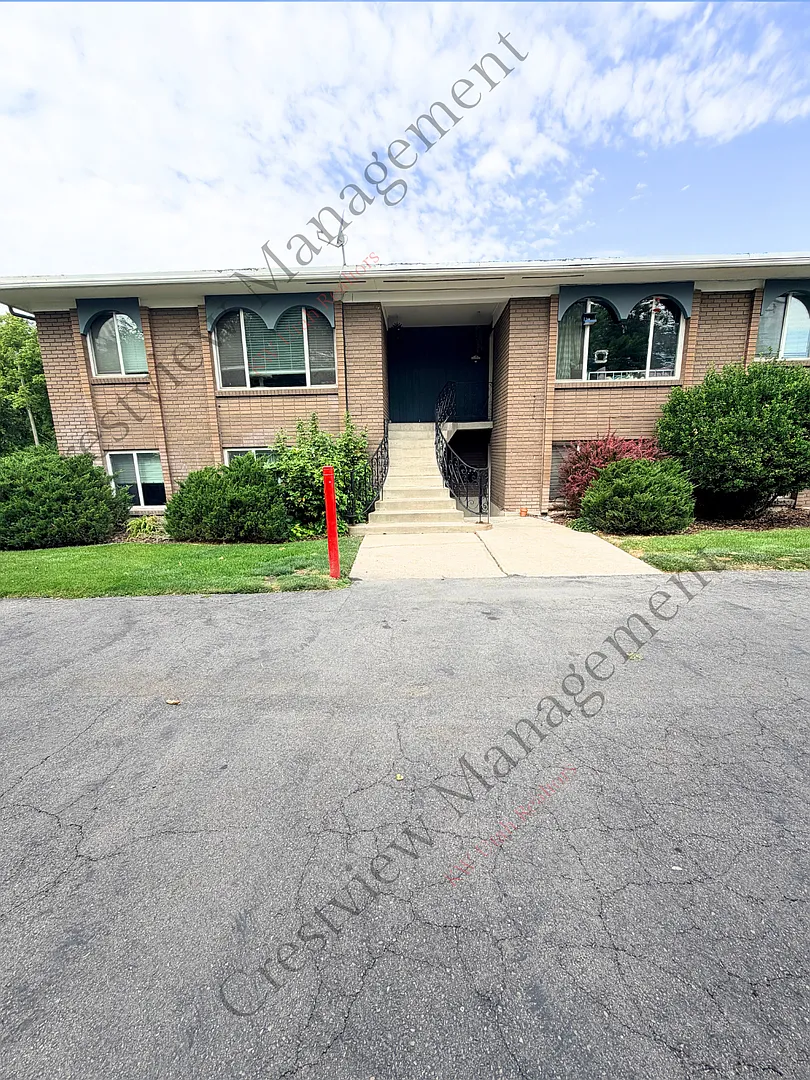 Spacious 2-Bedroom Basement Apartment with Covered Parking! — Photo 1