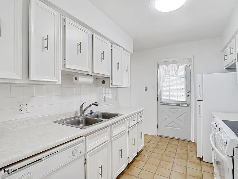 3223 Isla Morada Dr — Photo 10