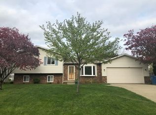 13285 Golden Cir, Fenton, MI 48430