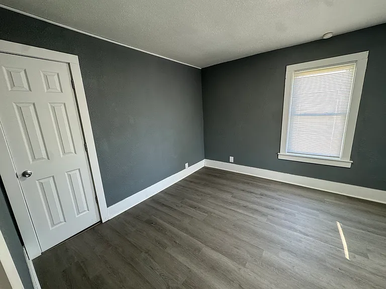 1004 E Dixon St — Photo 6