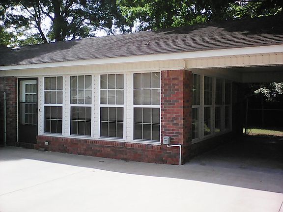 3rd image of 131 E Oak Hill Dr