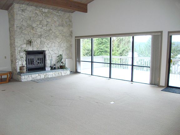 Spacious living room w/views